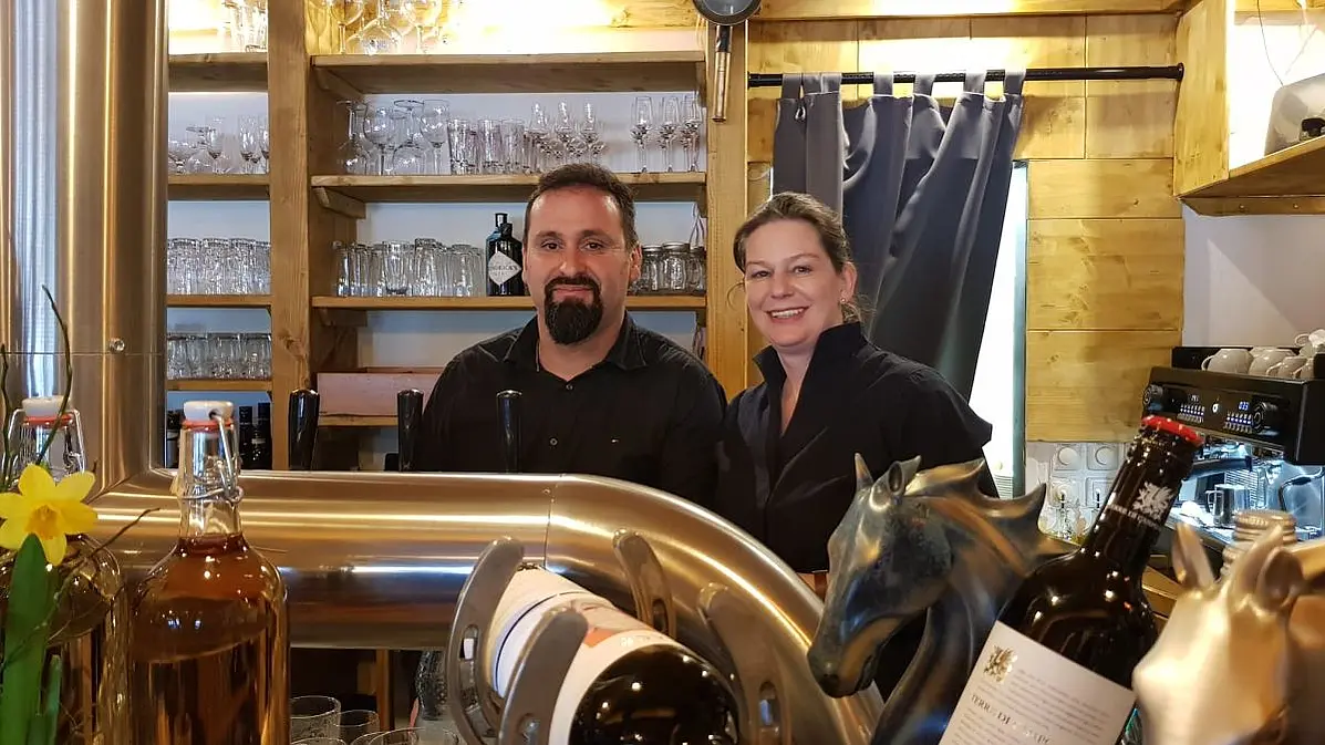Claudia und Arsim hinterm Tresen