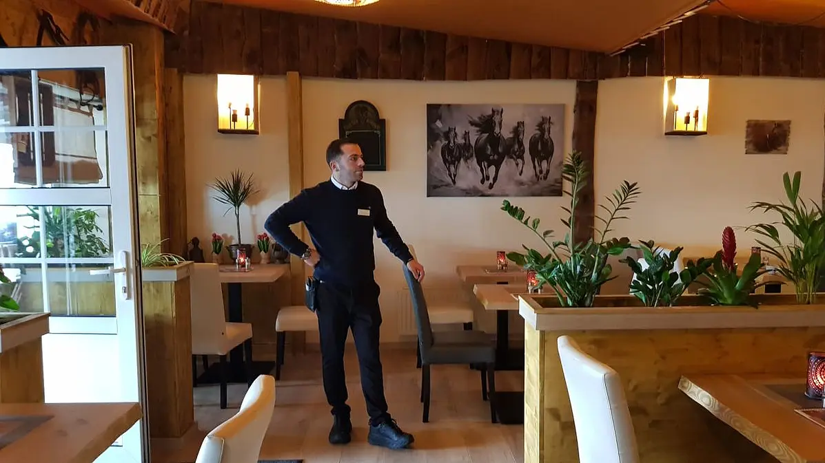 Einer der Kellner: Ardit